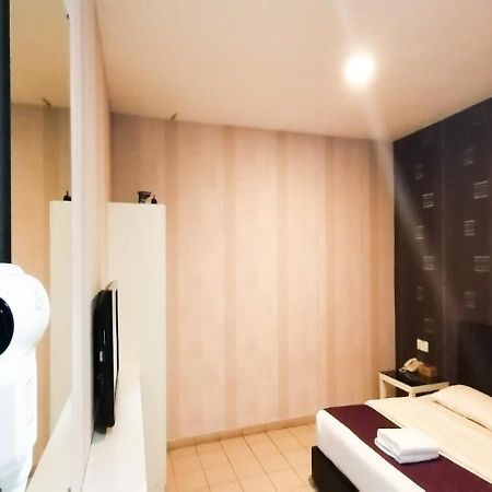 Biz Hotel Batu Pahat Extérieur photo