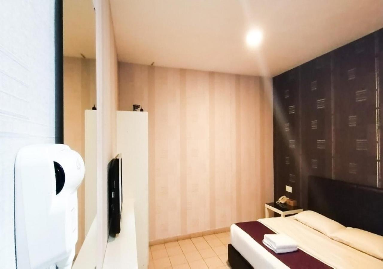 Biz Hotel Batu Pahat Extérieur photo